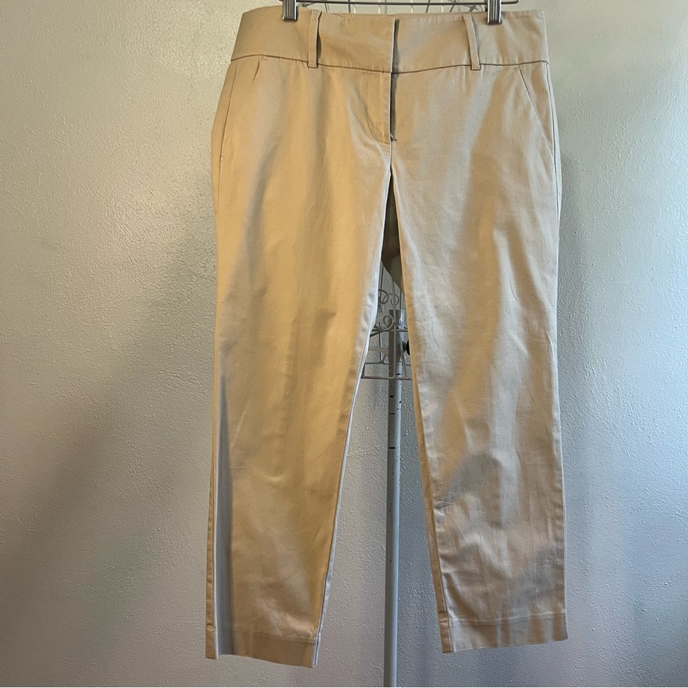 Ann Taylor khaki capris, size 8. Like new.